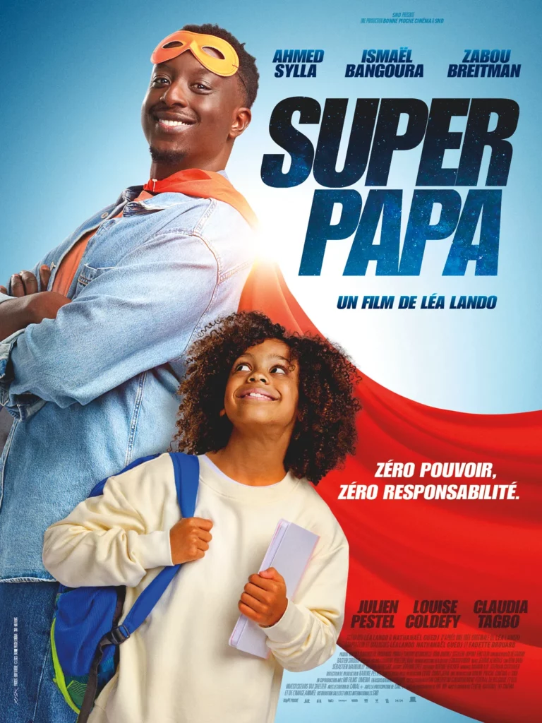 affiche du film super papa où on voit un homme souriant avec une cape rouge devant un enfant souriant qui porte un livre et un sac à dos