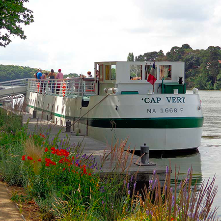 la peniche 'cap vert sur le bord d'un canal