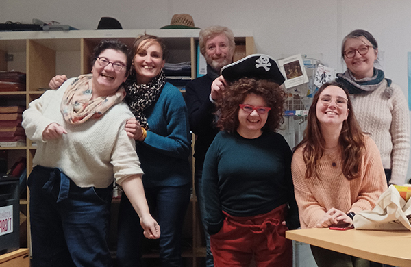 photo de l'équipe du collectif t'cap : 5 femmes et 1 hommes, ils sourient