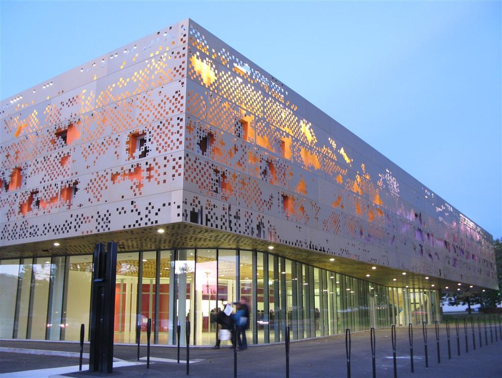 photo de la maison des arts, un bâtiment en acier avec des grandes baies vitrées